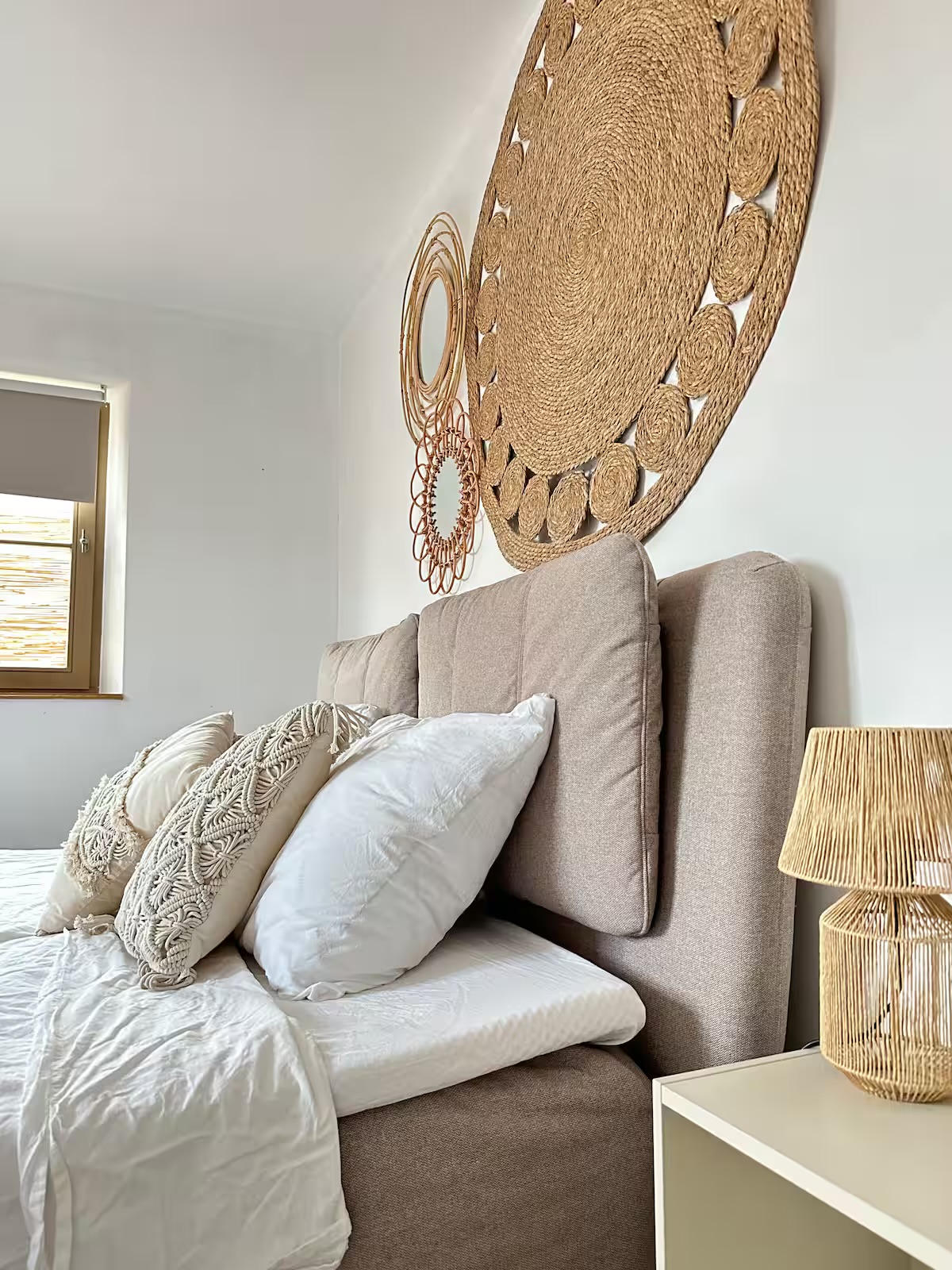 Rustige slaapkamer met natuurlijke details