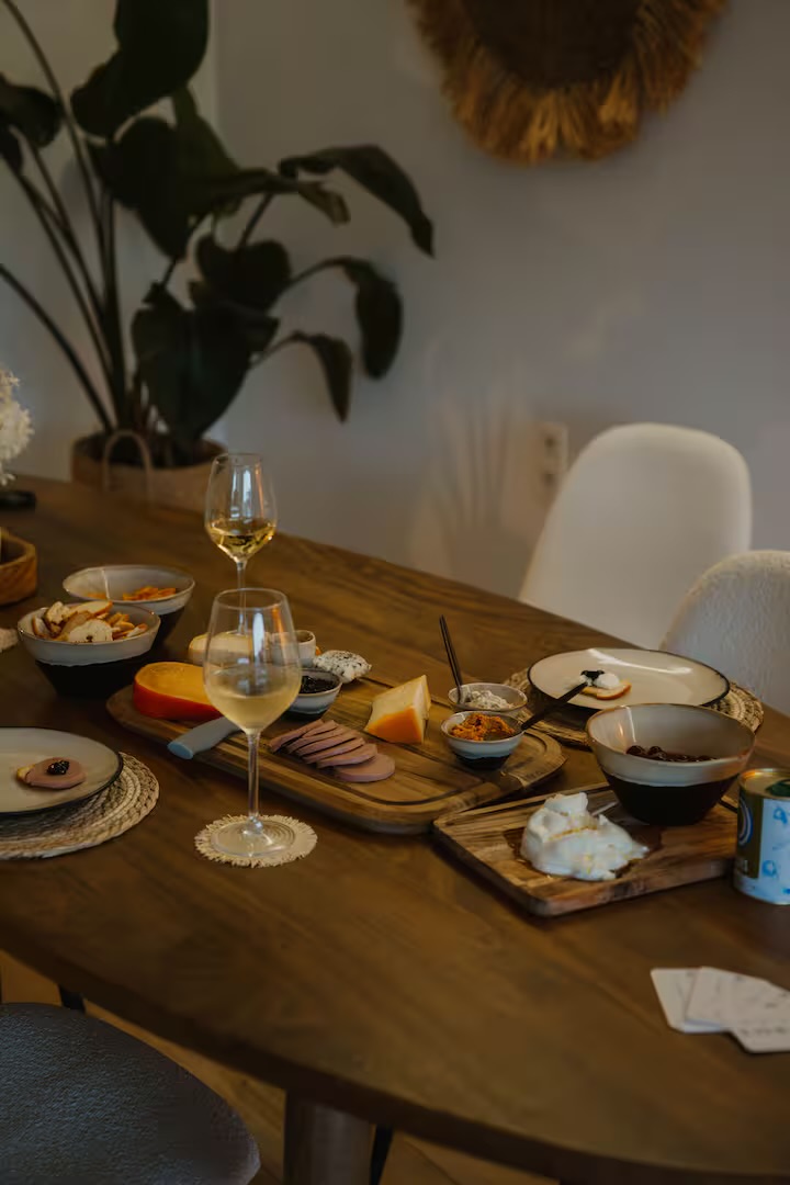 Gedekte tafel met wijn en kaasplankje