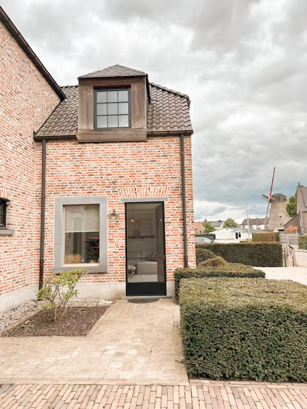 MOLN exterieur in Kinrooi met molen op de achtergrond