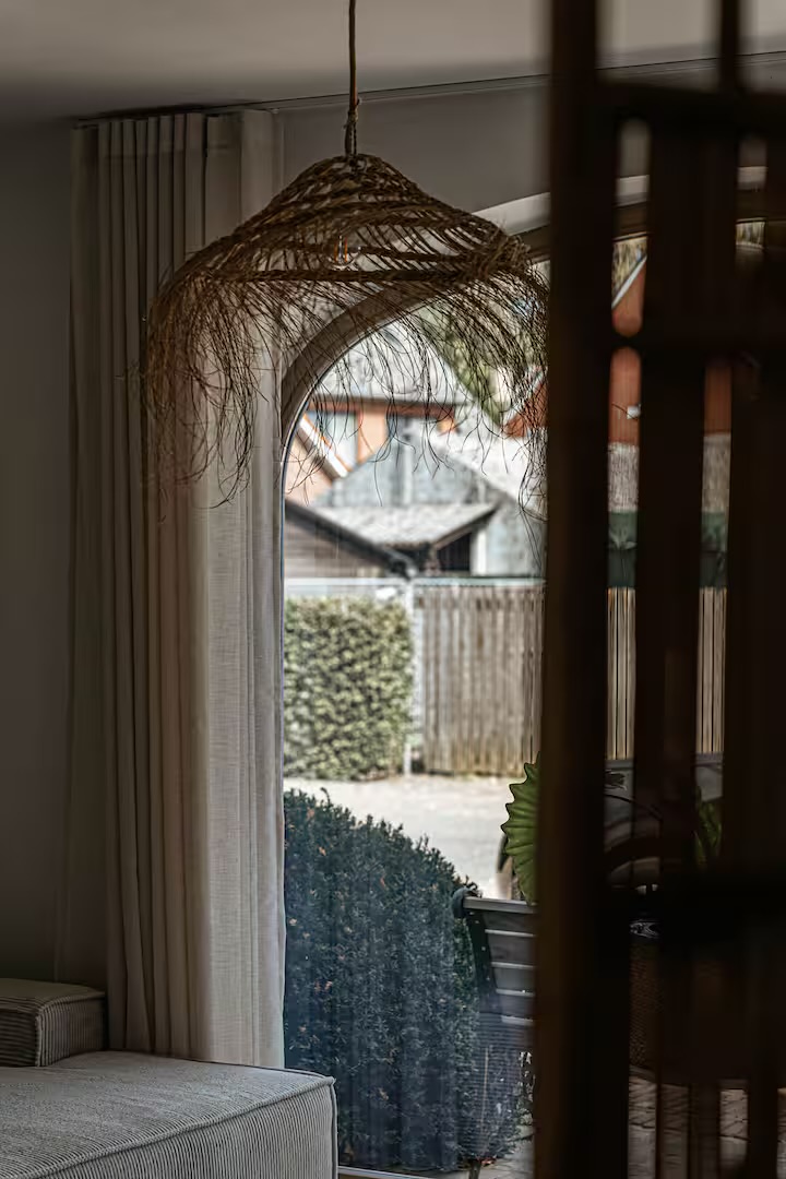 Doorkijk naar de tuin vanaf de loft