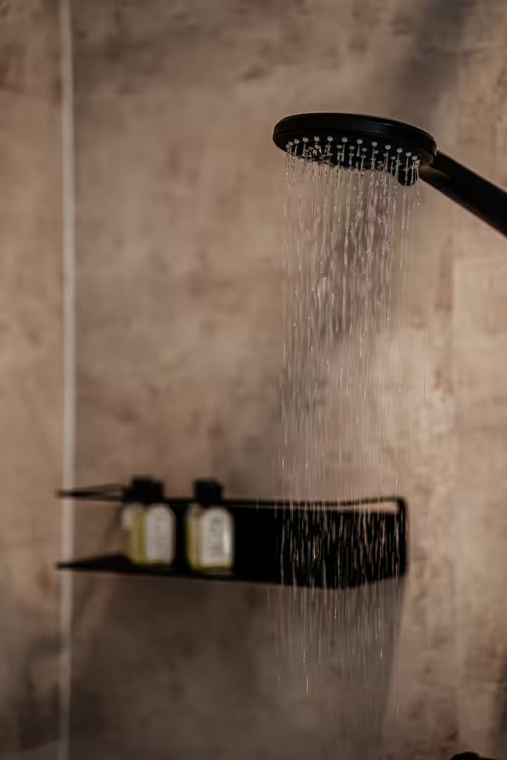 Regendouche met amenities