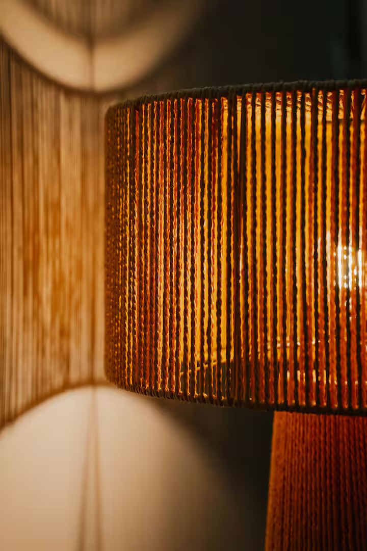 Detail van rieten hanglamp met warm licht