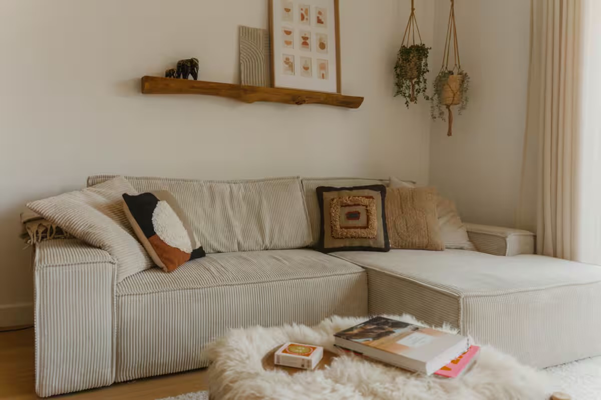 Warme zithoek met corduroy sofa en boho details