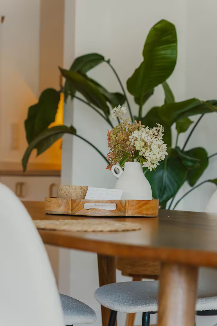 Tafeldetail met vaas en plant